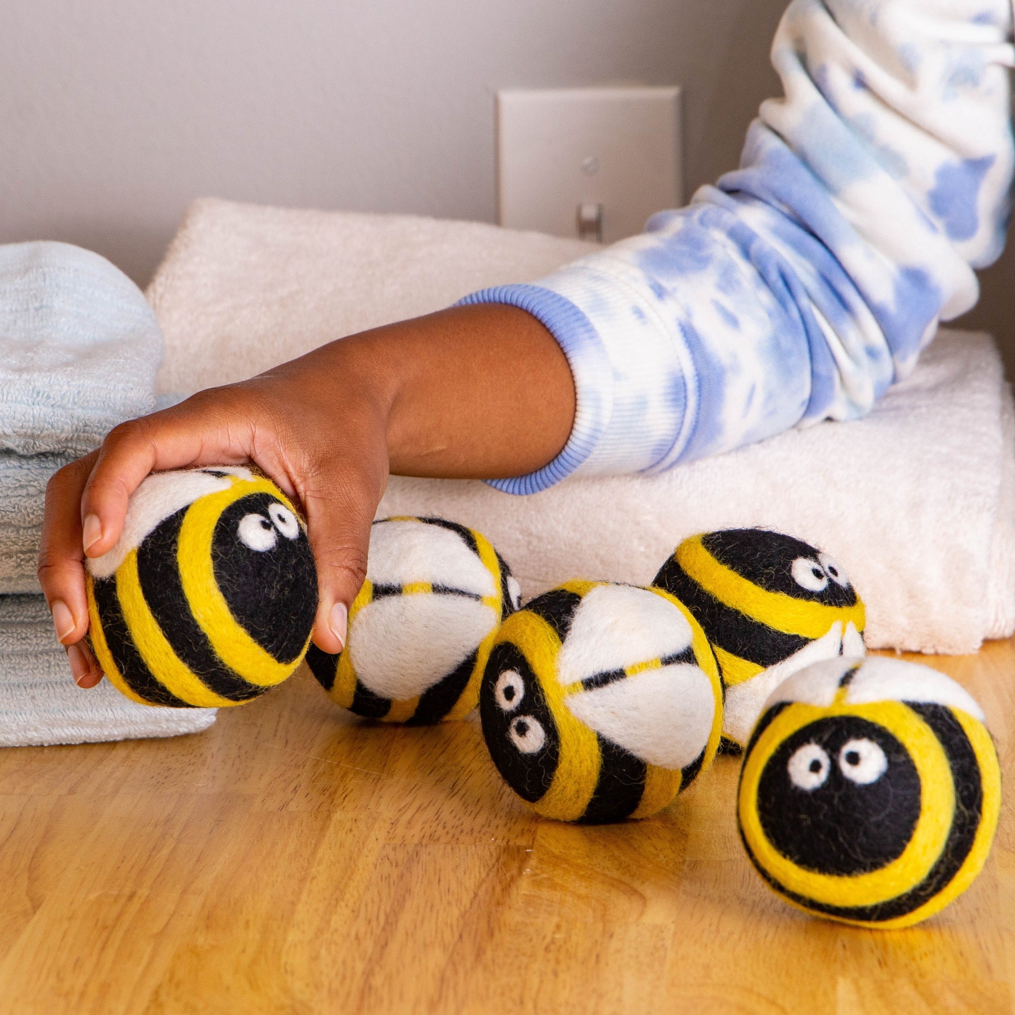 https://www.friendsheepwool.com/cdn/shop/products/friendsheep-eco-dryer-balls-busy-bees-30625080311905_2048x.jpg?v=1668223936