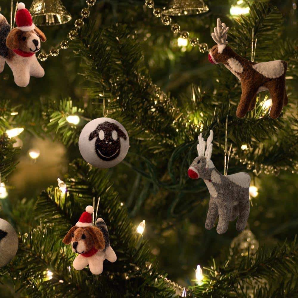 https://www.friendsheepwool.com/cdn/shop/products/friendsheep-sustainable-wool-goods-hanging-animals-santa-s-reindeer-set-of-4-14736144859233_2048x.jpg?v=1668229513