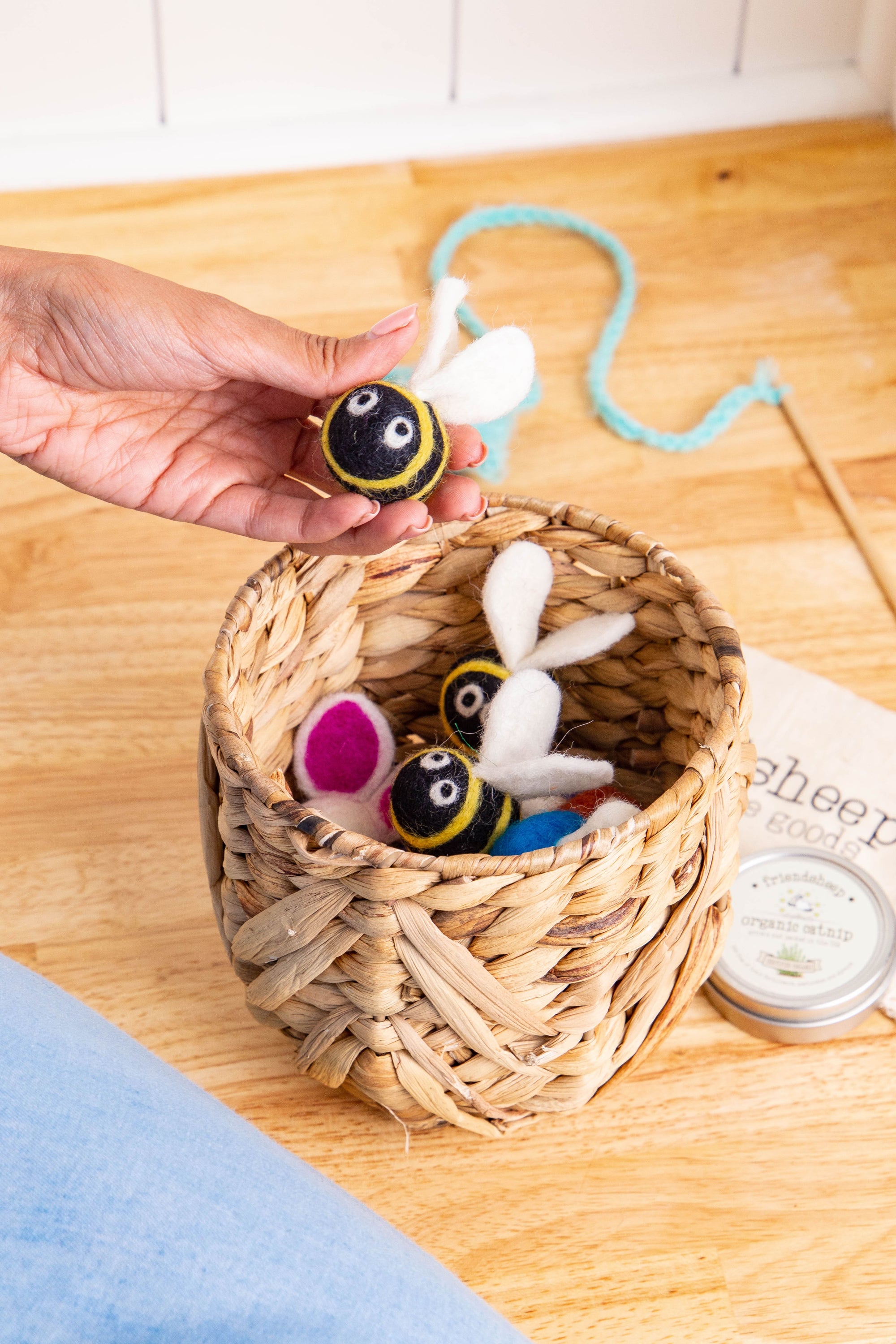 Friendsheep Sustainable Wool Goods Pet Toys Organic Catnip Tin