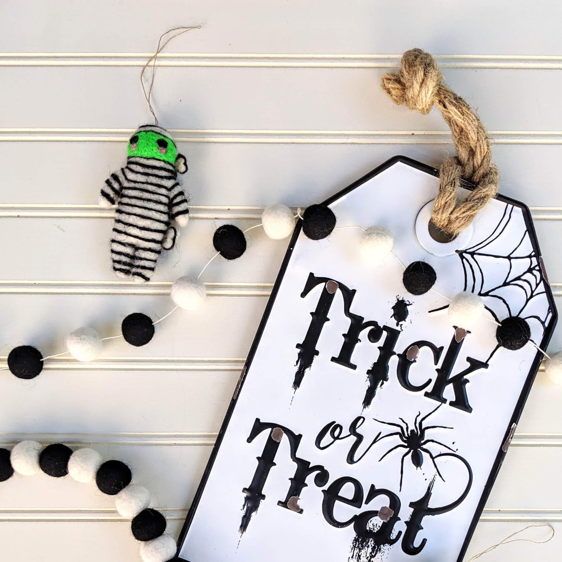 Friendsheep The Witch Is In - Eco Garland